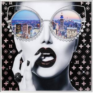 Affiche encadrée femme et buildings 80x80