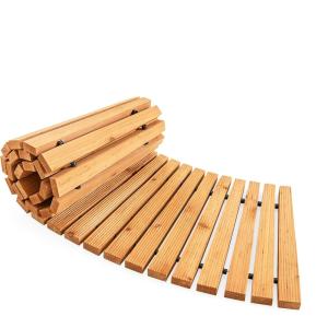 Allée de jardin incurvé en marron