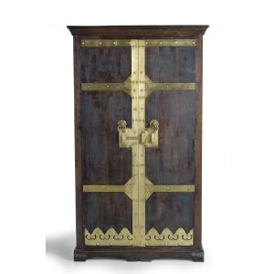 Armoire en bois et détails en bronze noyer foncé