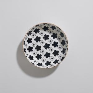 Assiette creuse en céramique blanche et marron motifs noirs