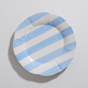 Assiette plate en céramique blanche et bleue