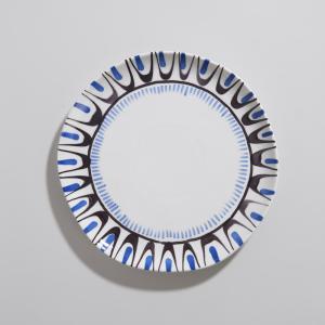 Assiette plate en céramique bleue, marron et blanche