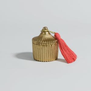 Boîte décorative en aluminium doré et pompon rose