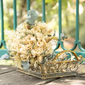 Bouquet de fleurs séchées à base d'hortensia crème et d'euc…