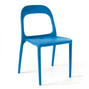 Chaise en plastique de jardin bleu