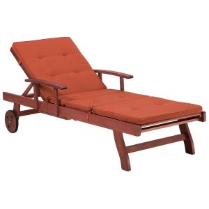 Chaise longue en bois naturel avec coussin rouge