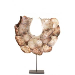 Collier de coquillages sur socle en bois naturel 54x19x65 cm