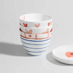 Coupelles en grès blanc, bleu, rouge et rose motifs coeurs…