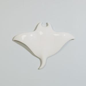 Déco murale raie en grès blanc 40x31