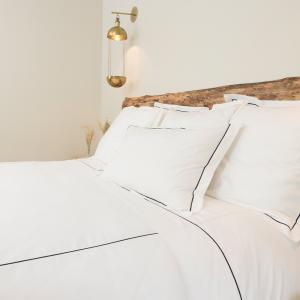 Drap plat en satin de coton blanc et bleu 270x300