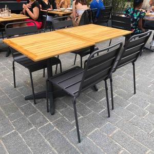 Ensemble brasserie table alumium et bois et 2 chaises en mé…