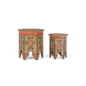 Ensemble de deux tabourets sculptés et peints à la main