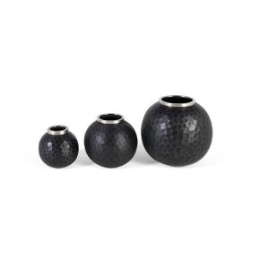 Ensemble de trois vases en métal gris foncé