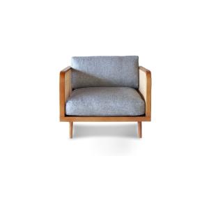 Fauteuil en cannage marron et tissu gris