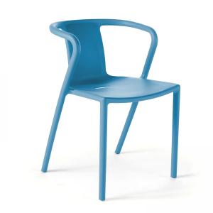 Fauteuil en plastique bleu