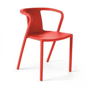 Fauteuil en plastique rouge