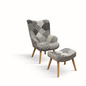 Fauteuil en tissu patchwork gris et pieds en bois, avec pouf