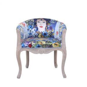 Fauteuil en velours à motifs baroques multicolores