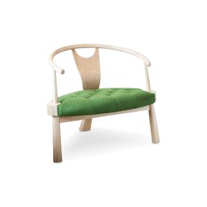 Fauteuil scandinave en bois clair et tissu vert