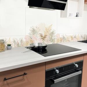 Fond de hotte adhésif en aluminium floral beige et blanc -…