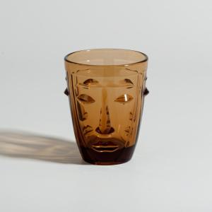 Gobelet en verre marron et visage en relief