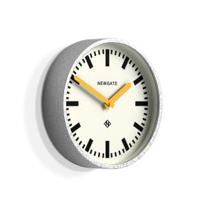 Horloge murale avec finition galvanisée avec aiguilles jaun…