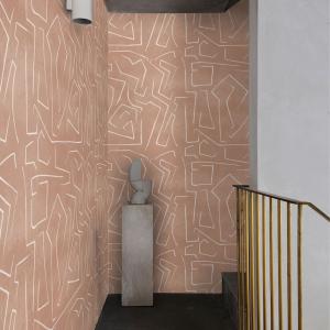 Papier Peint Graffiti Moderne sur Fond Rose Saumoné 250x200…