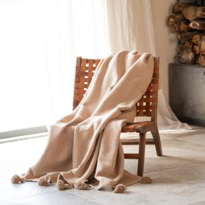 Plaid ou jeté de lit laine à pompons beige 200 x 300