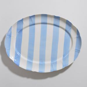 Plat de présentation en céramique blanche et bleue