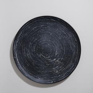 Plateau en métal noir motifs fléchés blancs D38