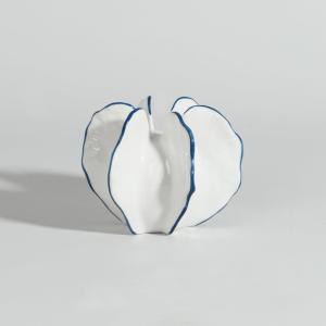 Statuette corail en grès blanc et bleu H10