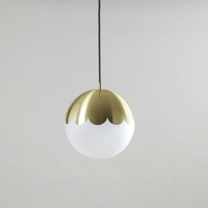 Suspension en acier doré et globe en verre opaque