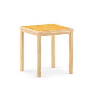 Table de jardin en bois et céramique moutarde 65x65